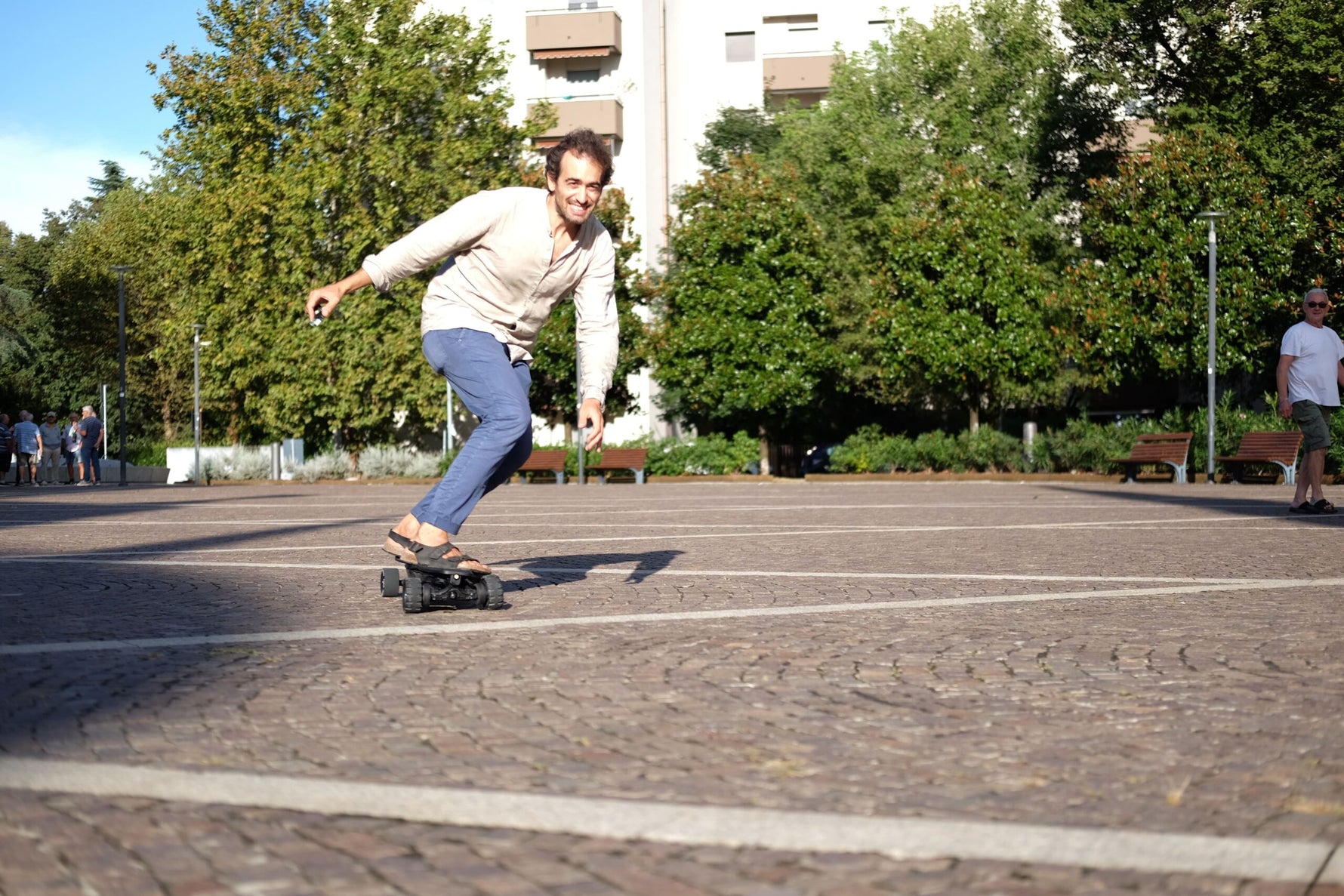 Vai al lavoro con un sorriso: come uno skateboard elettrico pieghevole può migliorare il tuo benessere