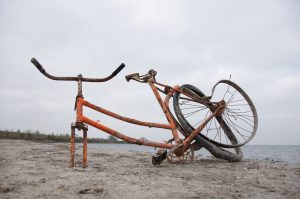 bicicletta distrutta sulla spiaggia